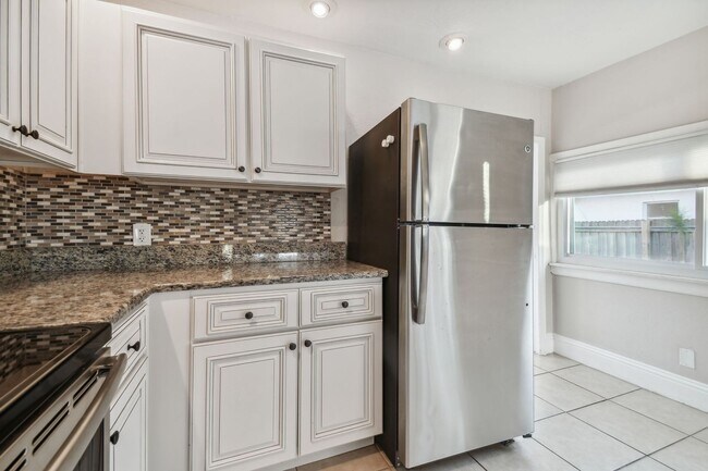 Building Photo - Charming 3 bed 2 bath North Kenwood home w...