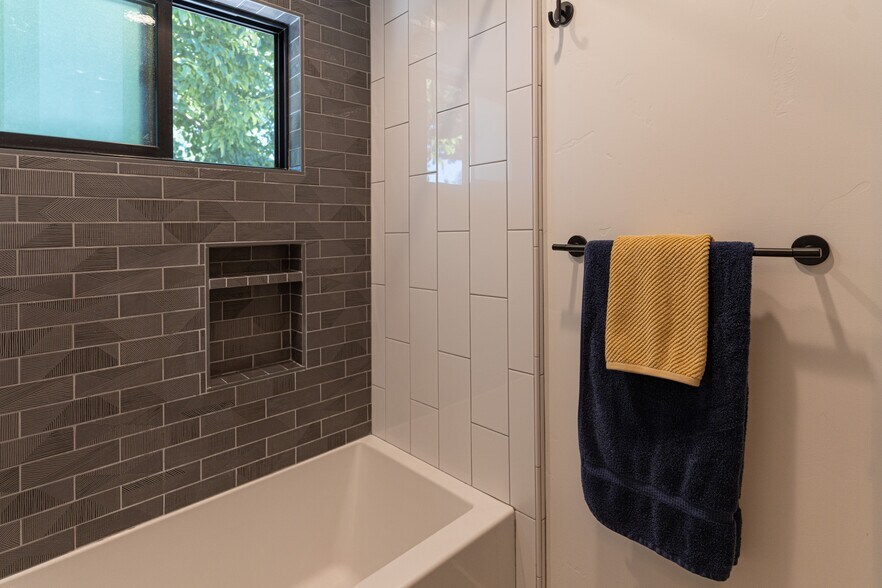 Tub shower combo - 1110 Glen Rd