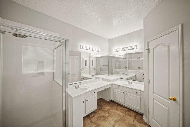 Building Photo - 10008 Dawn Brook Dr