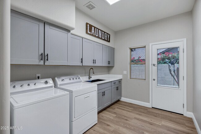 Building Photo - 13744 E Lupine Ave