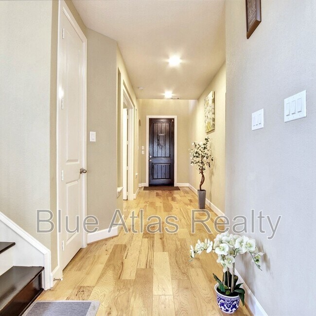 Building Photo - 4983 Stornoway Dr