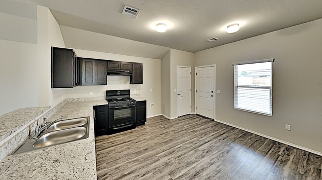Building Photo - Very Nice 3 Bedroom 2 Bath Home in Yukon S...