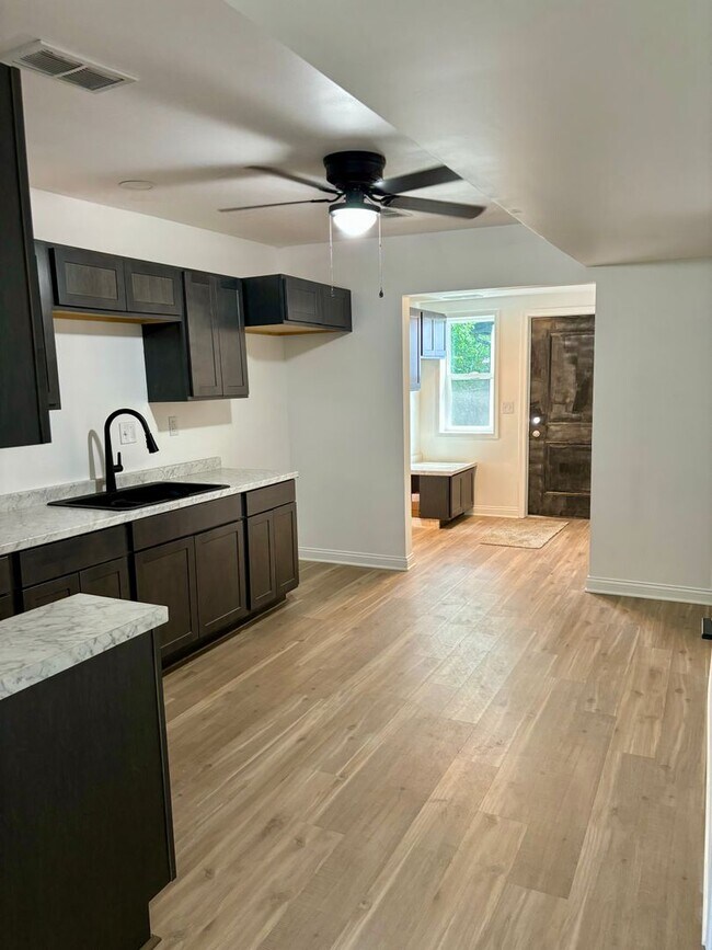 Building Photo - Beautiful 2 bedroom home