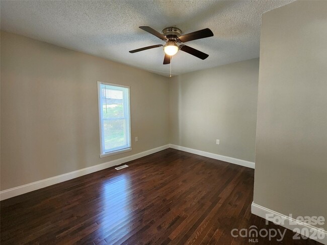 Building Photo - 121 Willow Ln NW