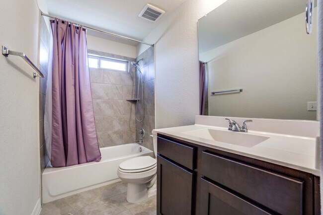 Building Photo - 2999 sq ft 4 Bedroom 3.5 Bathroom 2 Story in Waterford Park!