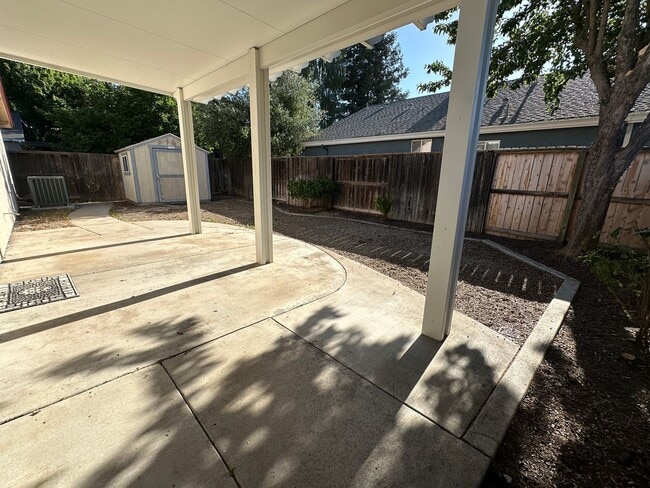 Building Photo - Turlock Home