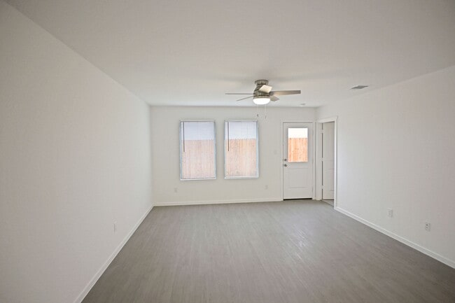 Building Photo - 2415 Shady Grv