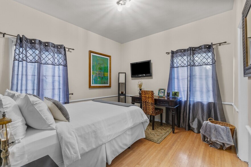 Building Photo - 2856 Glendower Ave