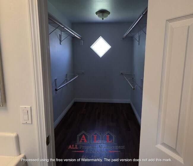 Building Photo - 3 Bed | 2 Bath Home with Office, Sunroom, Outdoor Kitchen & Backyard Oasis