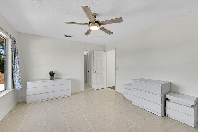 Building Photo - 9056 Green Meadows Way