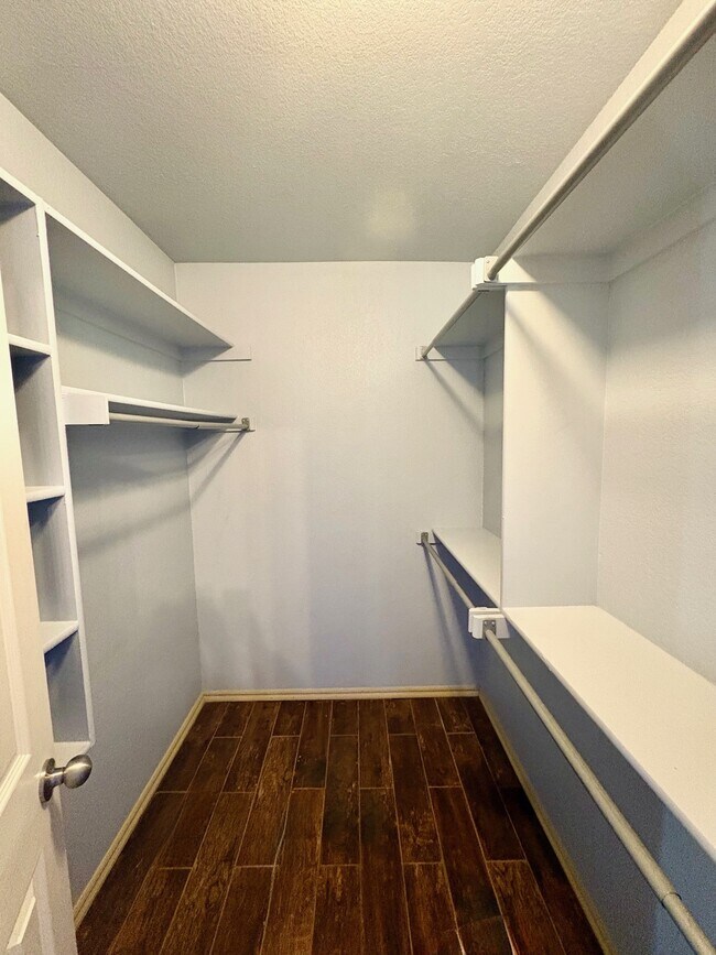 Building Photo - 806 Beaumont Square