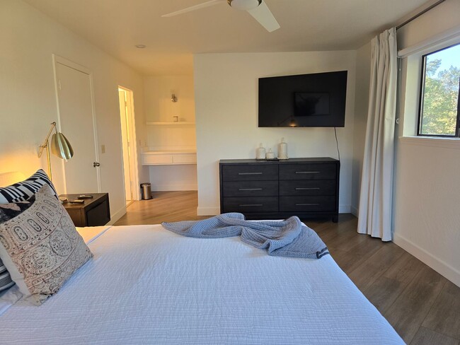 Building Photo - 2269RR-Upper Level