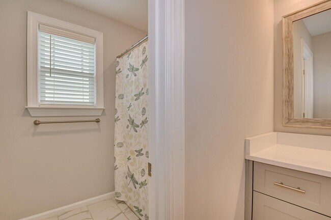 Building Photo - 596 Vinings Dr