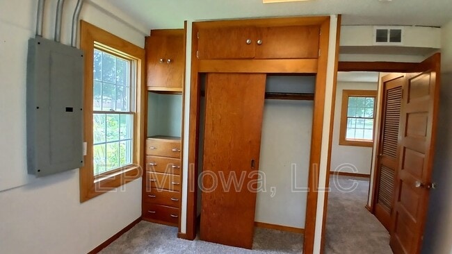 Building Photo - 524 S Hackett Rd
