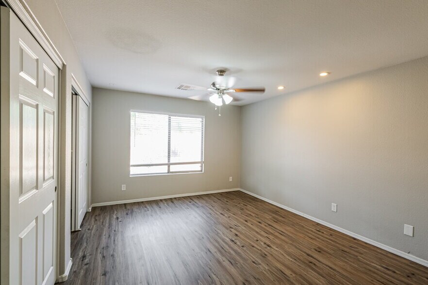 Building Photo - 10898 W Alvarado Rd