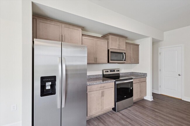 Building Photo - $500 RENT CREDIT | AVAILABLE NOW! (Small Pets Only)