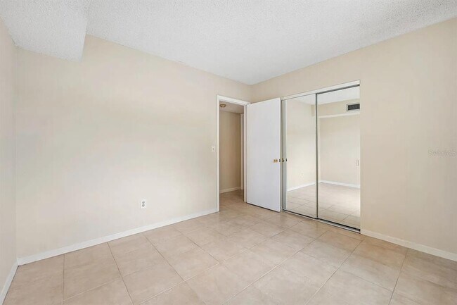 Building Photo - 2525 W Bay Dr