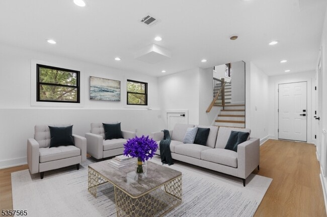 Building Photo - 148 Great Hills Rd