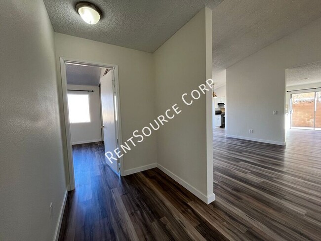 Building Photo - 3 Bedroom 2 Bath Home For Rent in Palmdale