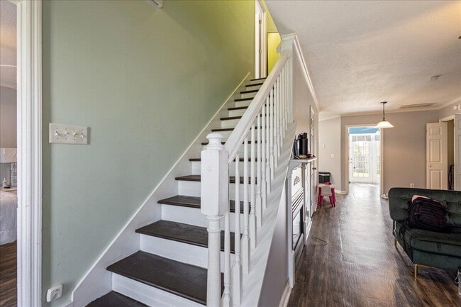 Building Photo - 2044 Shoreline Dr