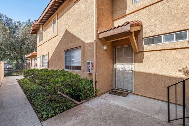 Building Photo - "Chic & Spacious 2-BR Gem in Covina: Modern Living with 2 Full Baths!"