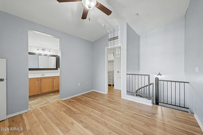 Building Photo - 2233 E Huntington Dr