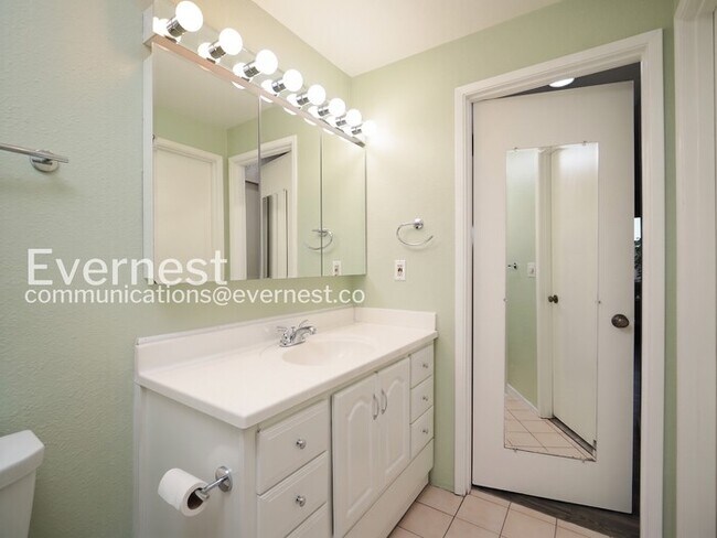 Building Photo - 1 Bed, 1 Bath Condo with Carport / Vouchers Accepted / Coming Soon!