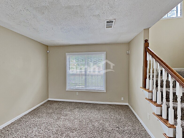 Building Photo - 1319 Vine Cir