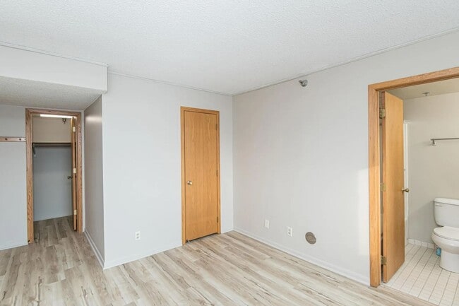 Building Photo - Condo for Rent