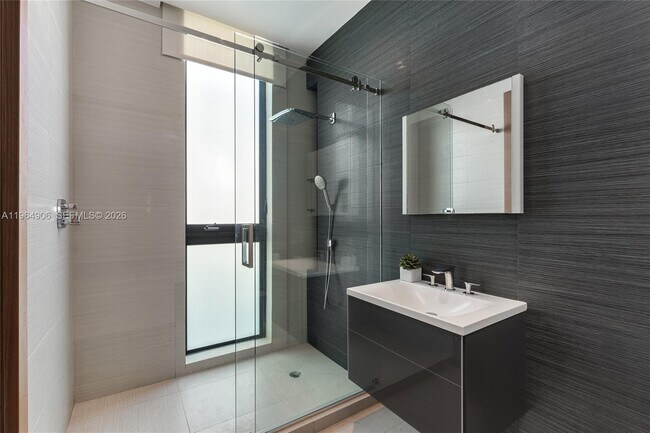 Building Photo - 528 Lakeview Ct