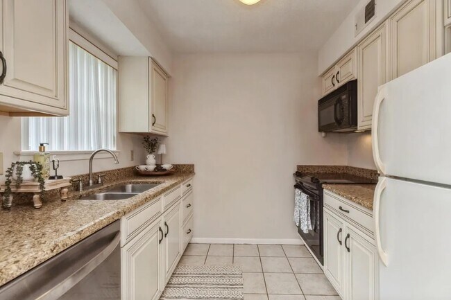 Building Photo - 104 Country Club Dr