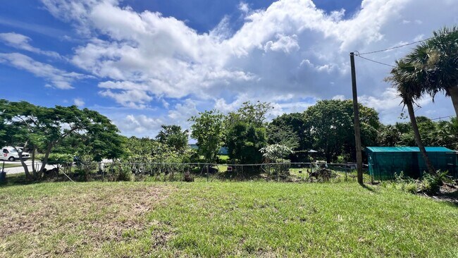 Building Photo - Spacious 3-Bedroom Home with Garage & Pati...