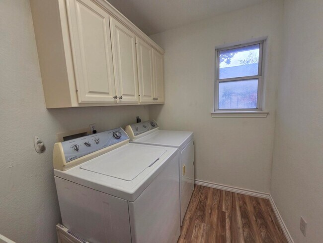 Building Photo - 1303 Malibu Dr