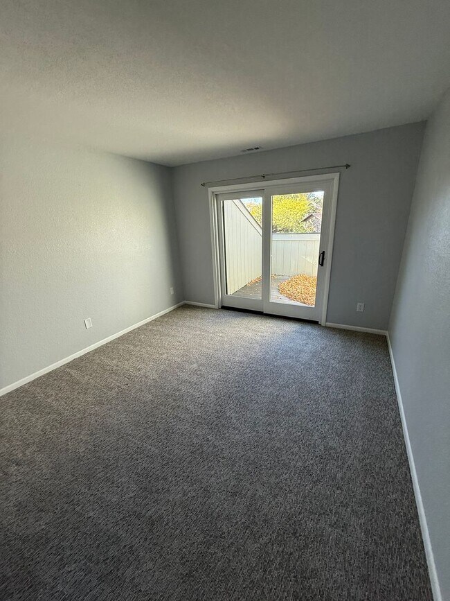 Building Photo - Quiet Midtown Home