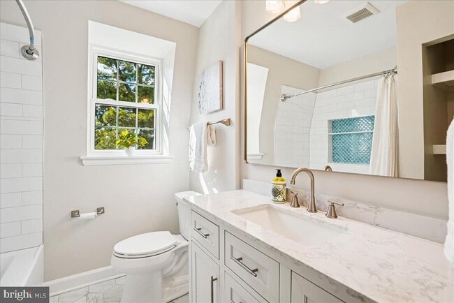 Building Photo - 4642 31st Rd S