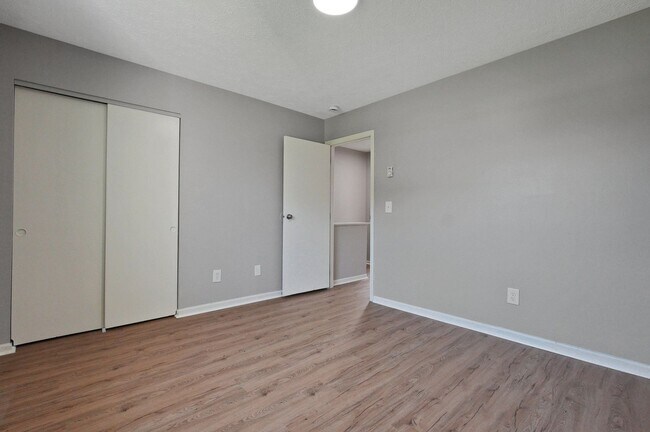 Building Photo - 2205 Clarendon Ln