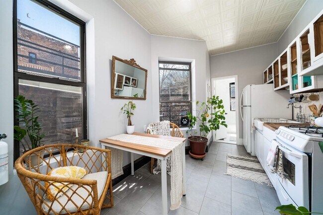 Building Photo - 253 8th St