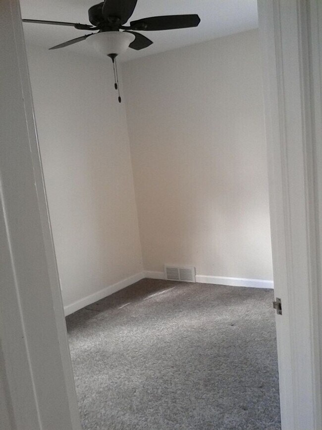 Building Photo - Charming 2-Bedroom Unit in Quiet Moline Location