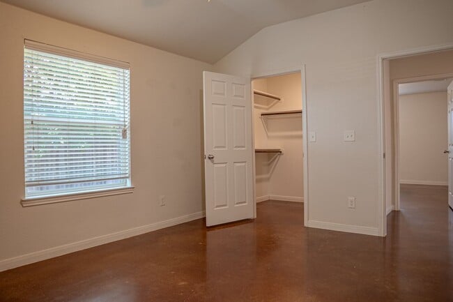 Building Photo - PRICE IMPROVEMENT!!! NOW ONLY $1,350!!!!
