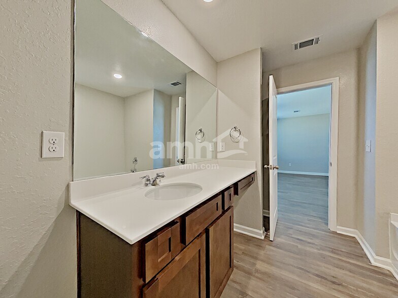 Building Photo - 3355 Ridge HillPkwy