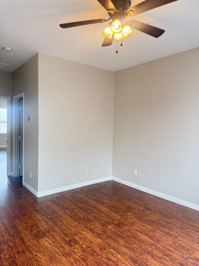 Building Photo - Adorable 3-Bed, 3-Bath Home in Gated Commu...