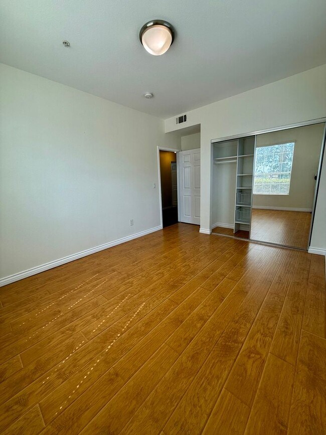 Building Photo - Charming 3 Bedroom 2 Bathroom Condo in the...
