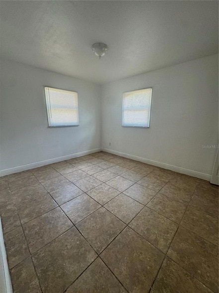 Building Photo - 930 Emerald Dr