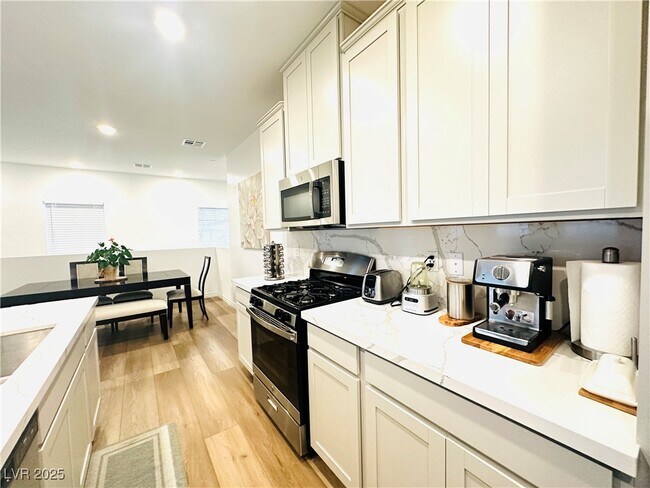 Building Photo - 600 Carriage Hill Dr