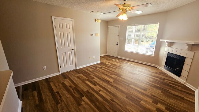 Building Photo - 2 BR 2.5 BA in Hunters Creek
