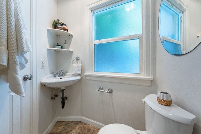 Building Photo - Bright 1 Bed condo in Kerns Neighborhood o...