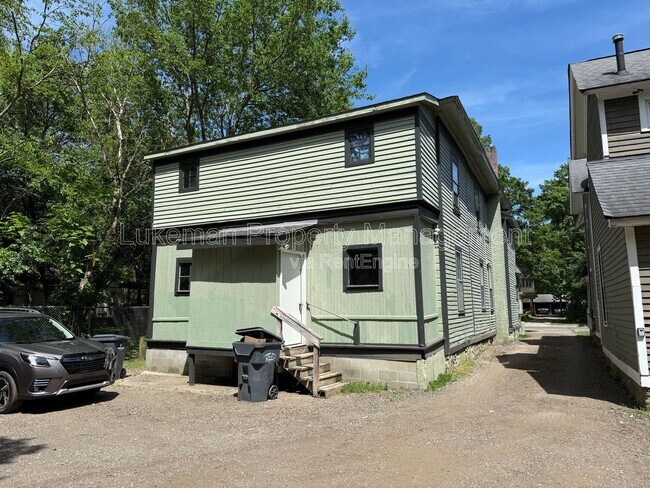 Building Photo - 932 S Park St
