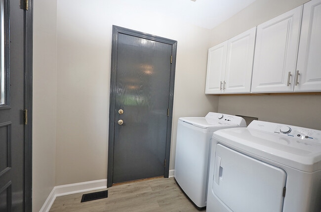 Building Photo - 661 Sycamore Dr