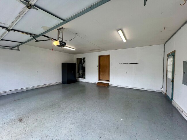 Building Photo - Well Maintained 3BD - Yard Maint. Included