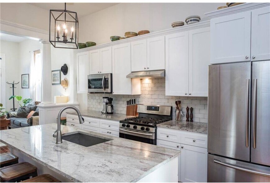 Building Photo - 620 S Lopez St